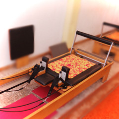 El Pilates Reformer es una de las máquinas mas completas diseñadas por Joseph Pilates y permite realizar infinidad de ejercicios completos de Pilates